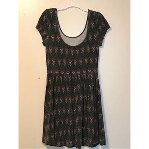 90s looking short sleeve dress.